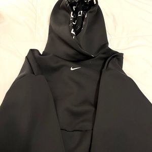 Nike Pro Dri Fit Cropped Pull Over in Black